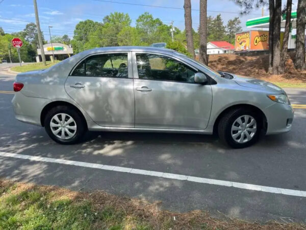 Used 2010 Toyota Corolla LE - Image 3